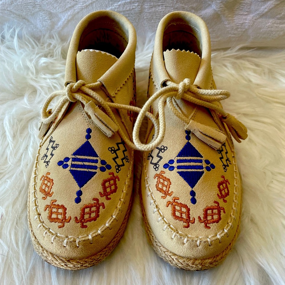 TOMS x & Other Stories  Palmera Chukka suede embroidered women’s moccasins.